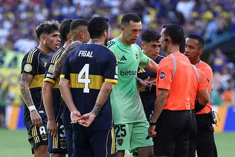 رقم قياسي.. 3 بطاقات حمراء في معركة بنفيكا وبوكا جونيورز بكأس العالم للأندية